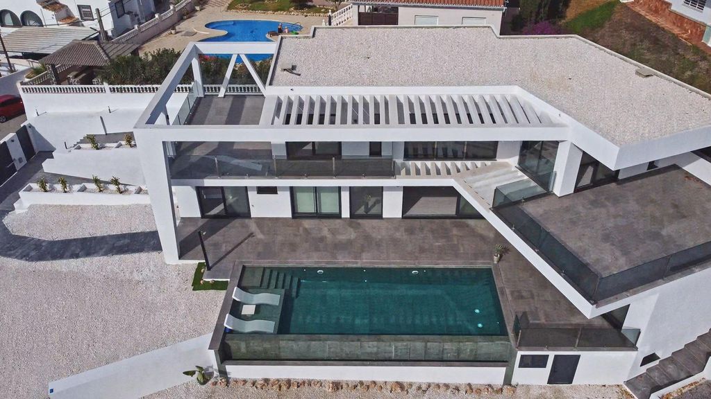 Property photo 2 of 99