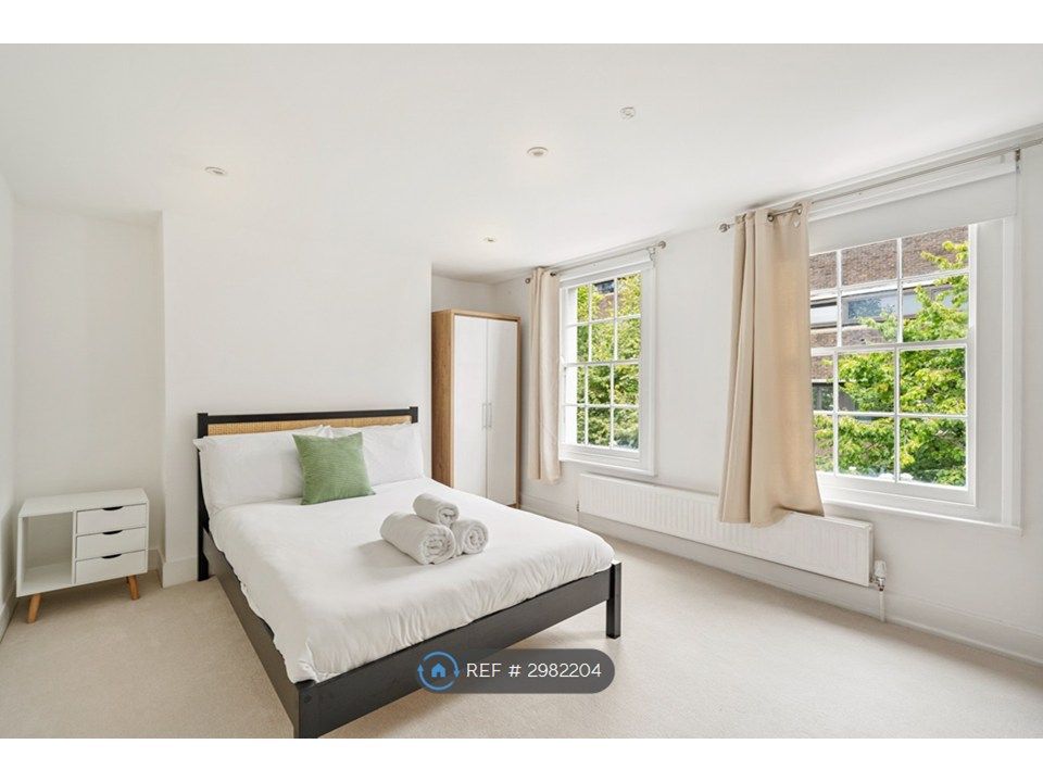 Property photo 1 of 12 Large Double Bedroom