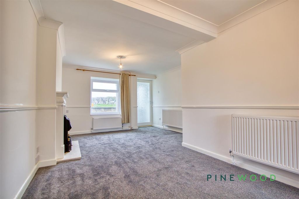 Property photo 3 of 18 Lounge / Dining Room