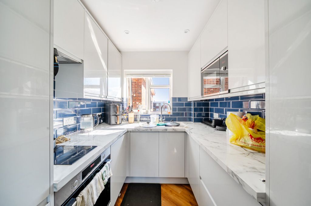 Property photo 2 of 9 1493946-11-1A00Ef...