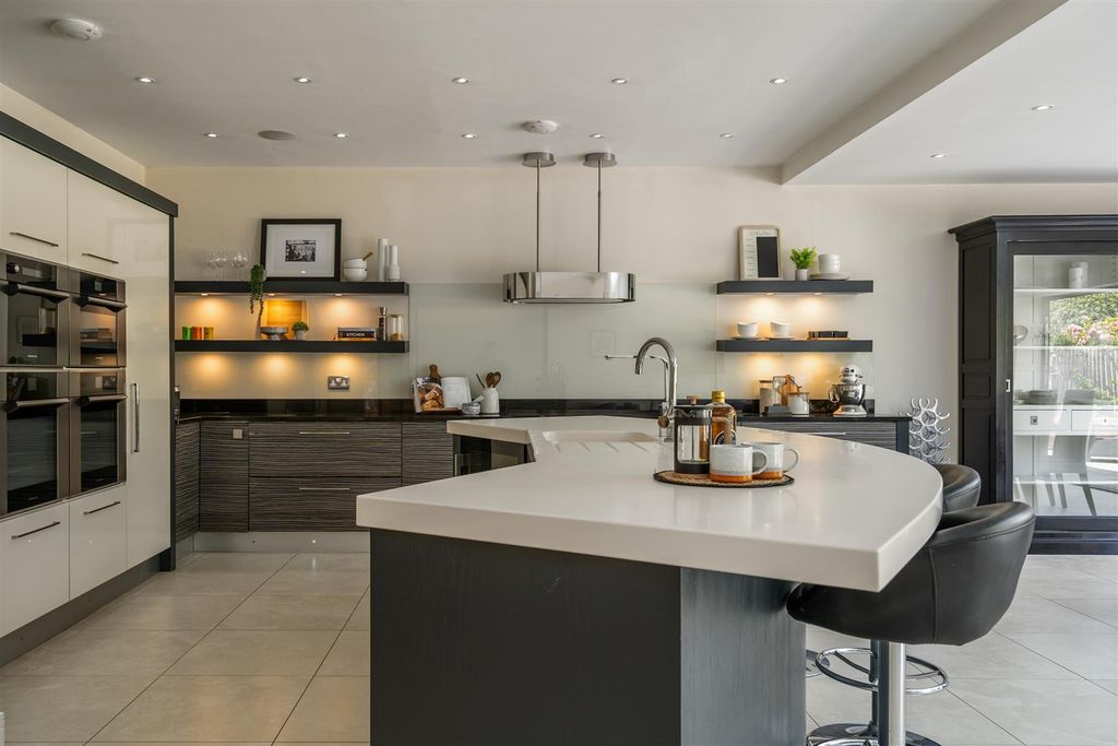 Property photo 3 of 35 17 Avenue Road_34.Jpg
