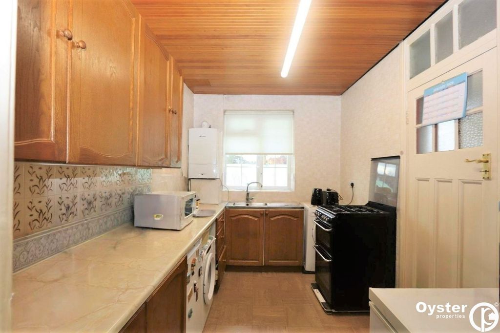 Property photo 3 of 11 Kitchen