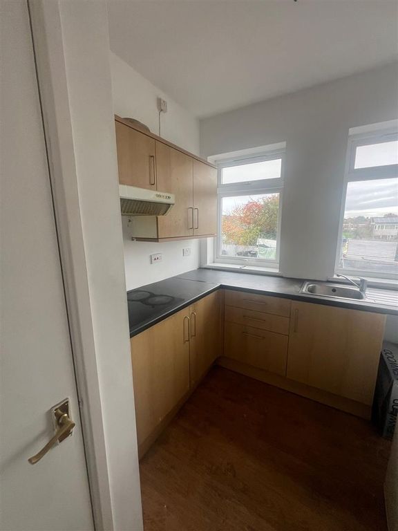 Property photo 3 of 6 Kitchen 5.Jpg