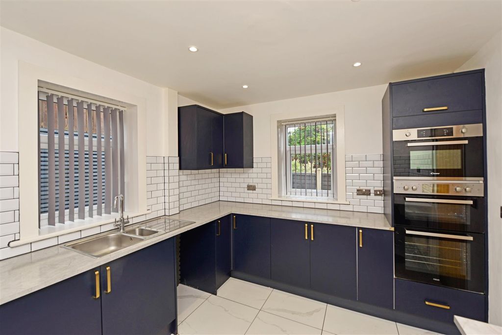 Property photo 3 of 26 Fitted Breakfast Kitchen: