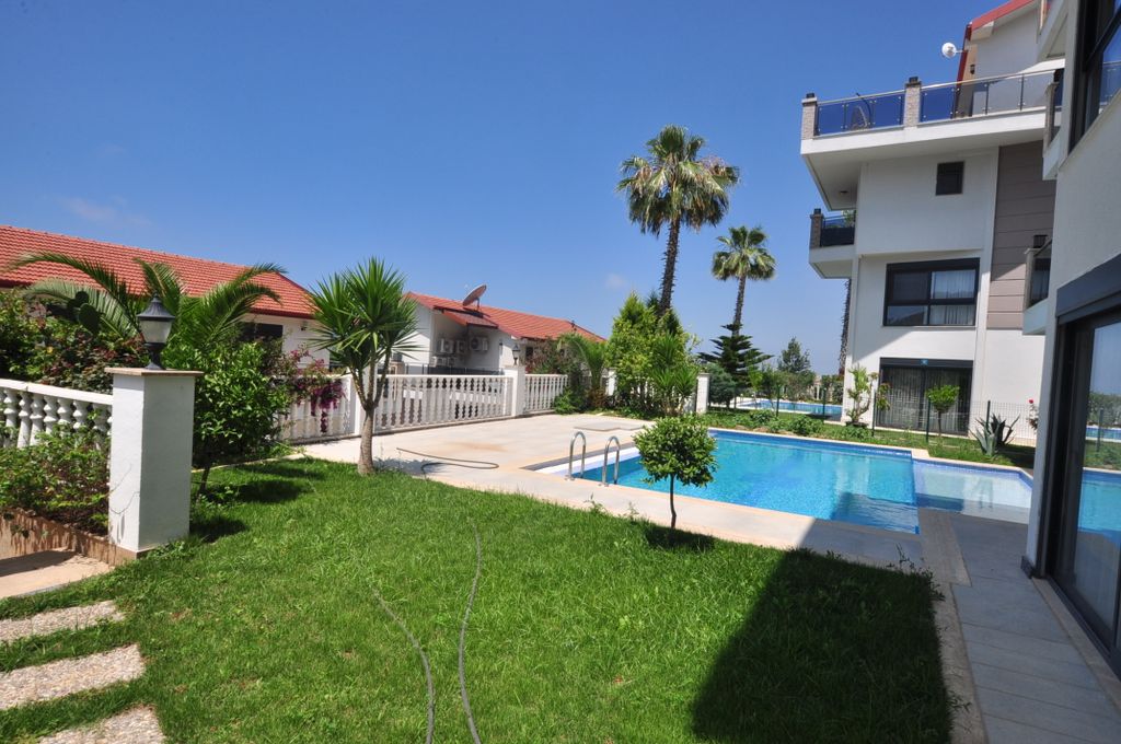Property photo 2 of 27 Modern Luxury 7 Bedroomed Villa-Garden View
