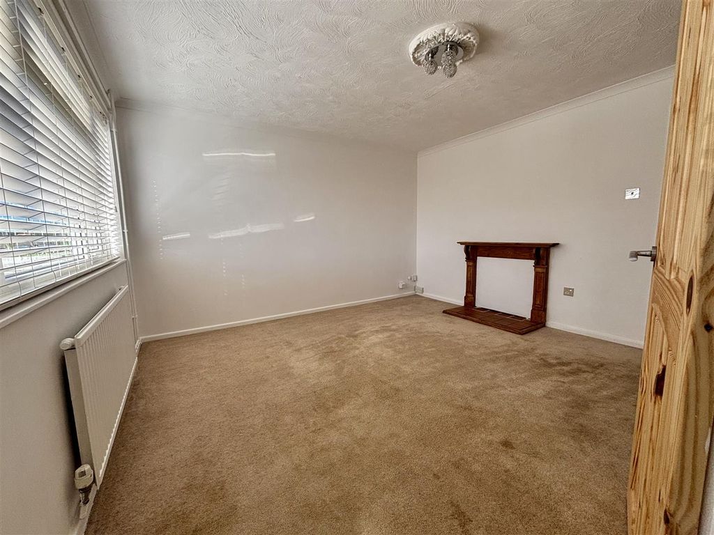 Property photo 3 of 18 Lounge
