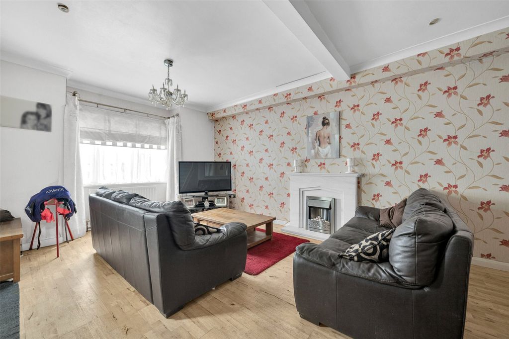 Property photo 2 of 17 Through Lounge
