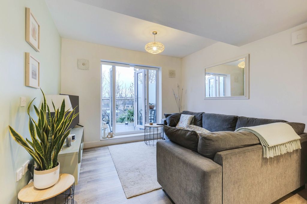 Property photo 2 of 15 Picture No. 18