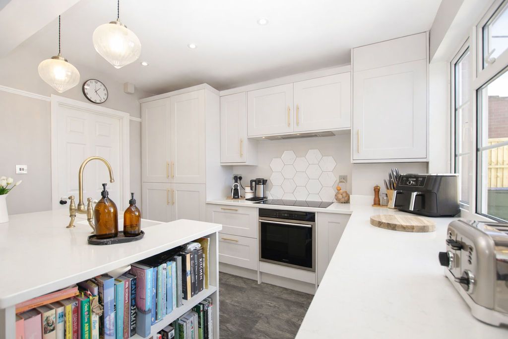 Property photo 3 of 18 Kitchen/ Diner/ Family Room