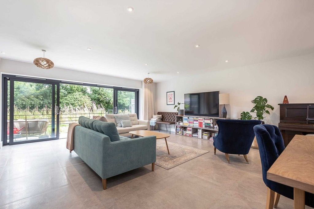 Property photo 3 of 35