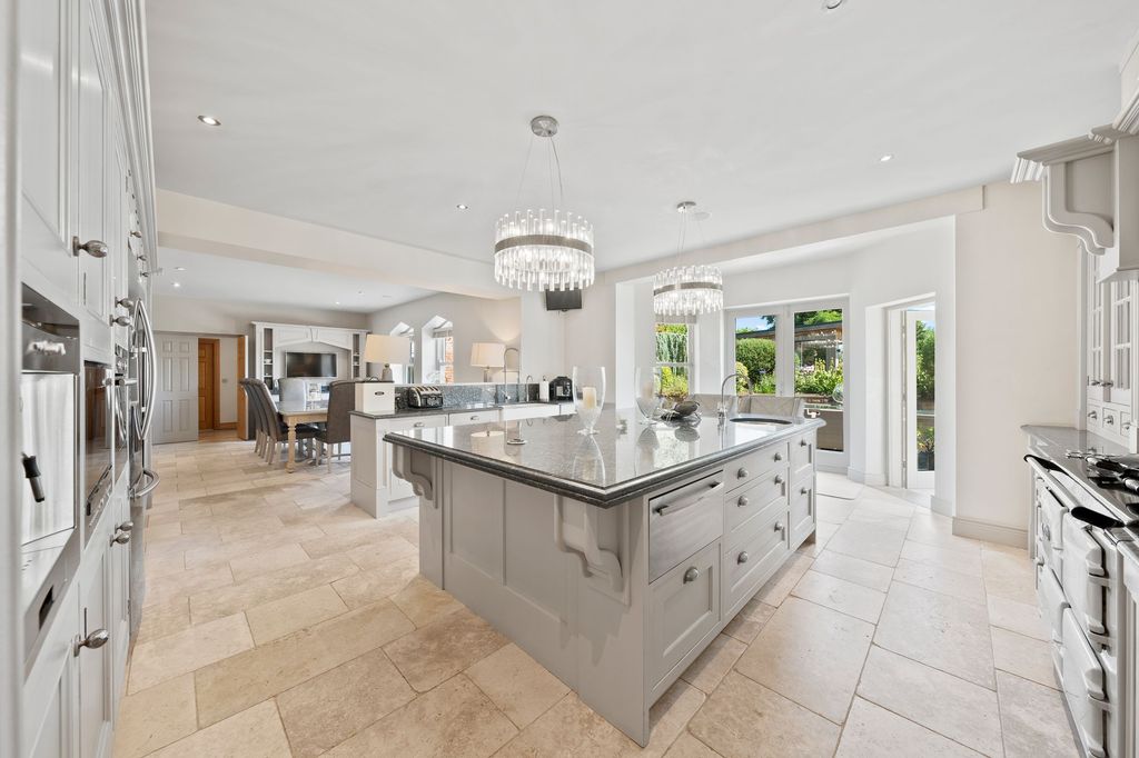 Property photo 2 of 91