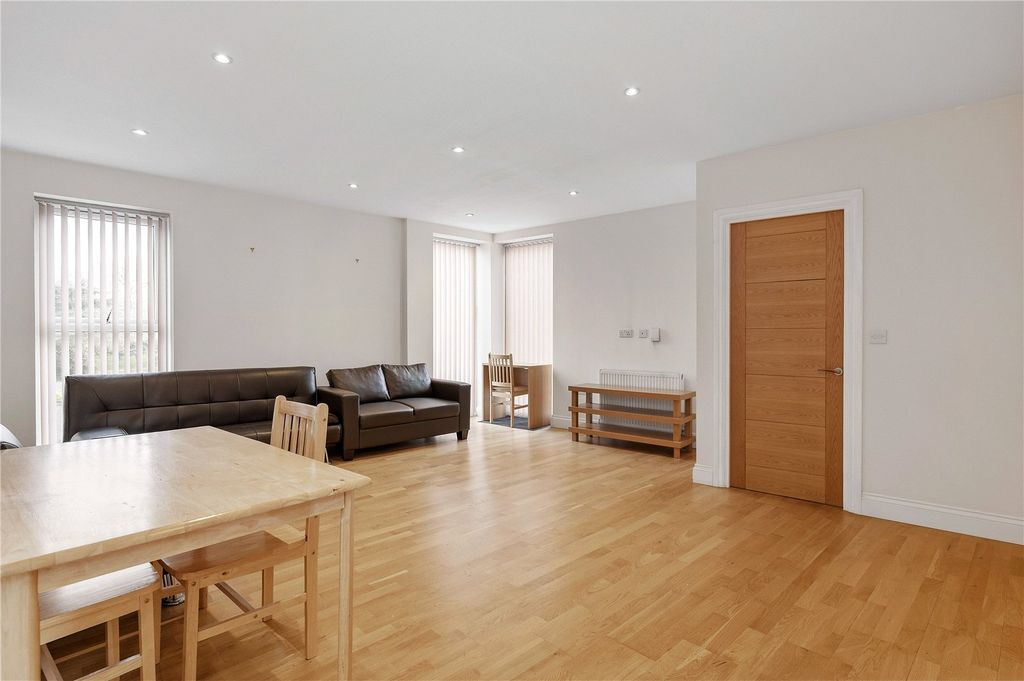 Property photo 2 of 13 Picture No. 17