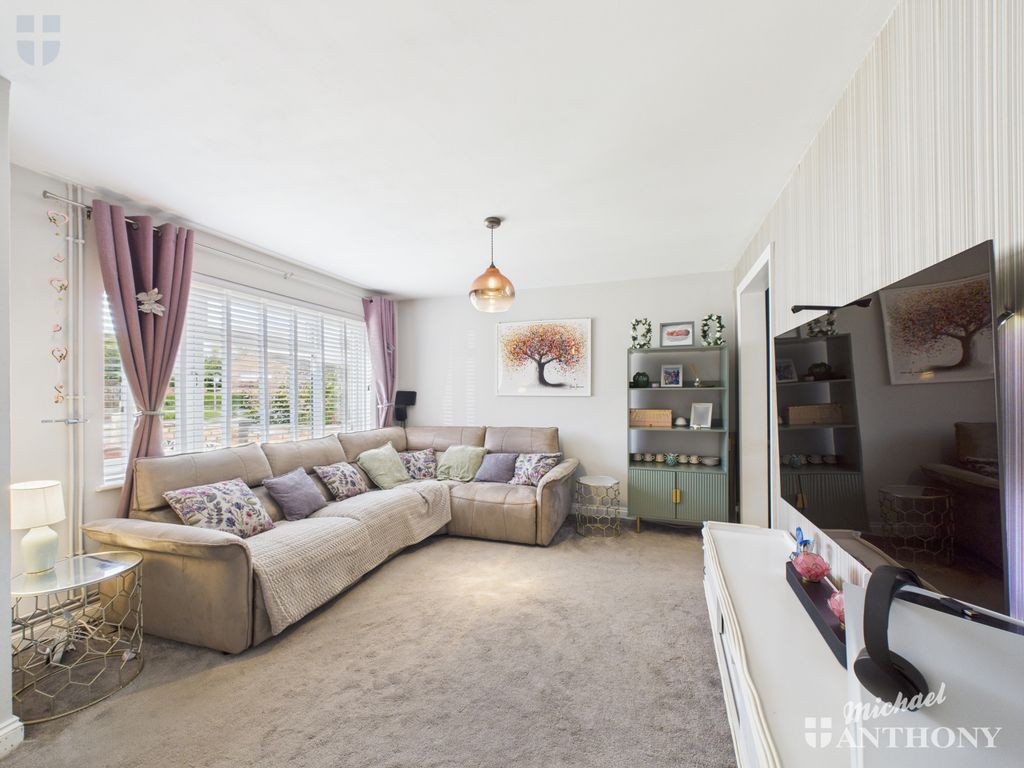 Property photo 3 of 17 Cam03218G0-Pr0776-Still011