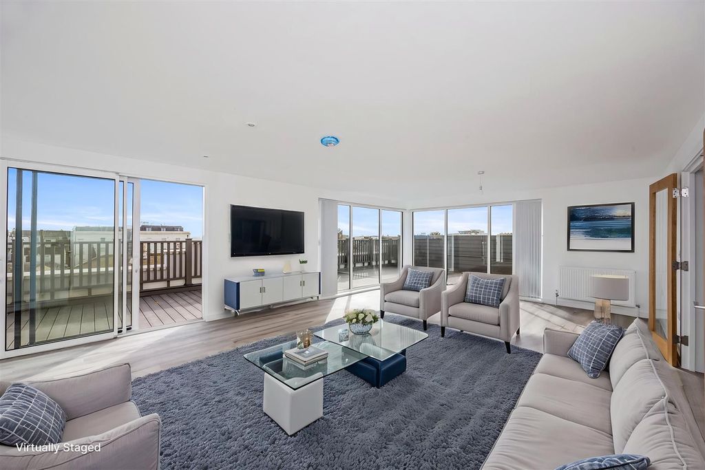 Property photo 3 of 24 Montague-Street