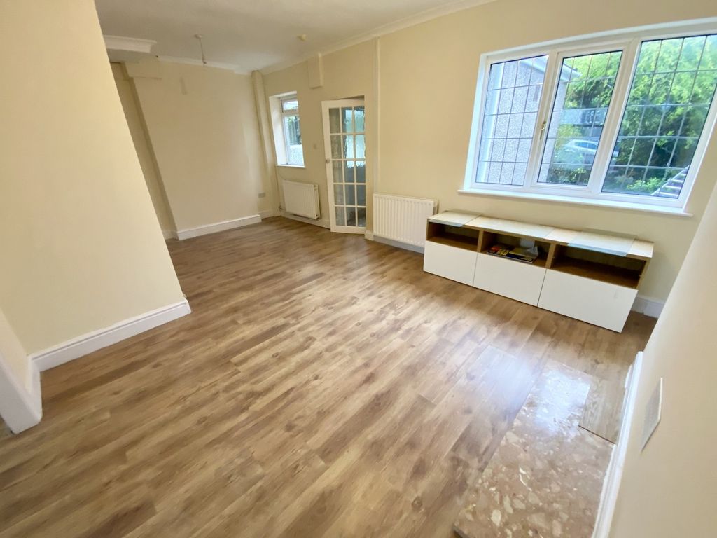 Property photo 3 of 15 Lounge
