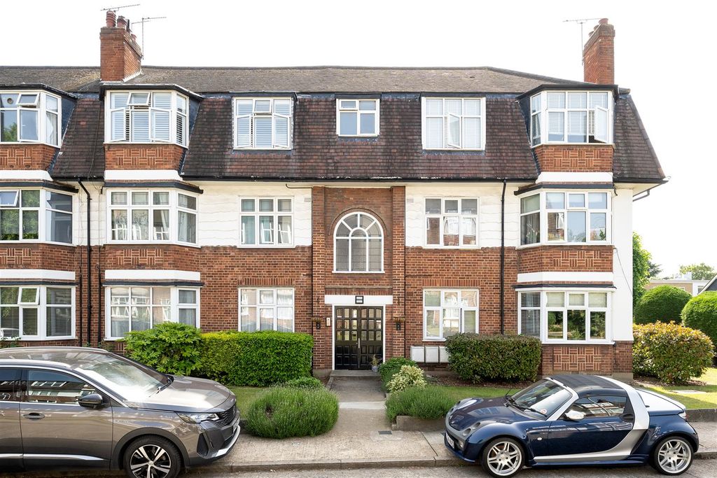 Property photo 1 of 23 Churchfields, E18