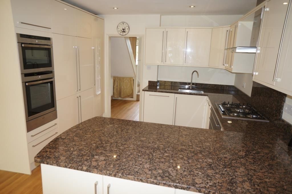 Property photo 2 of 11 Kitchen