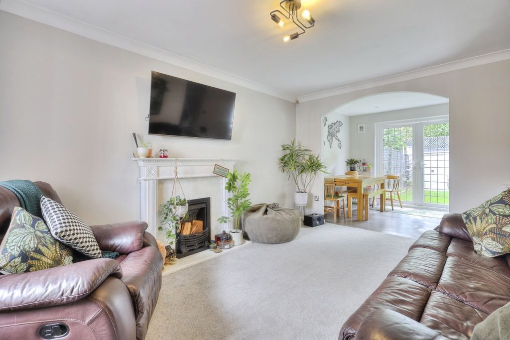 Property photo 2 of 17 Lounge