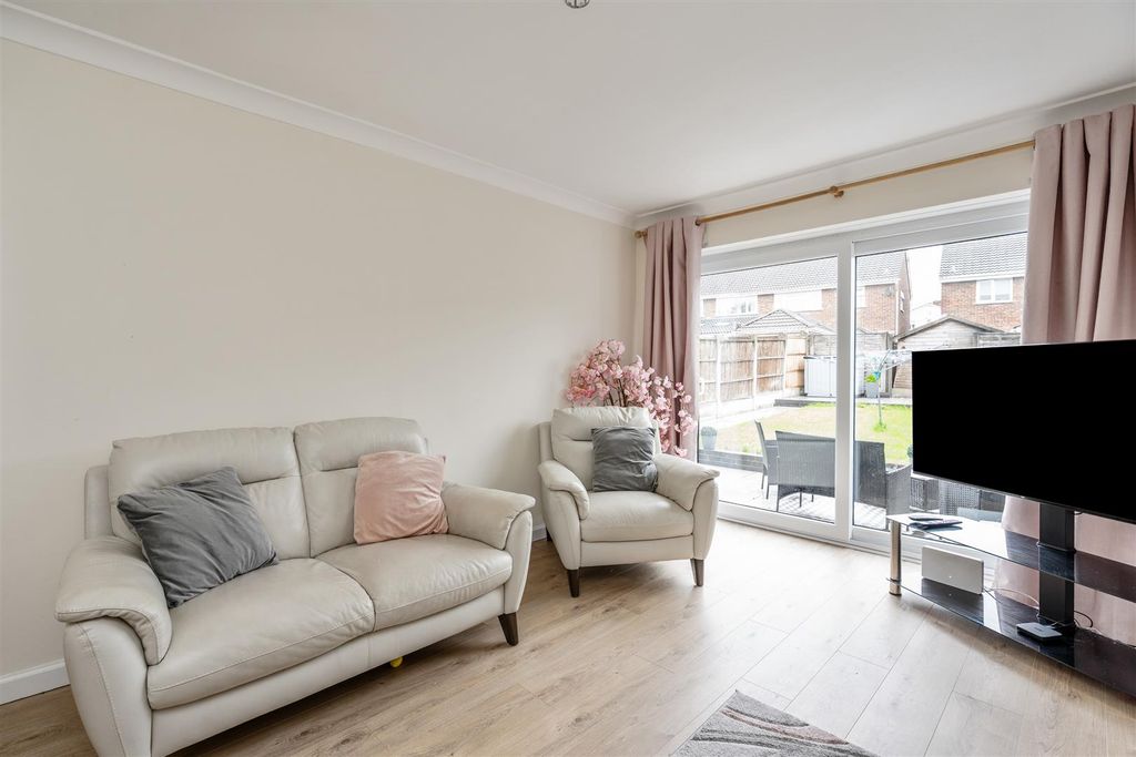 Property photo 3 of 11 45 Leafield Road_2.Jpg