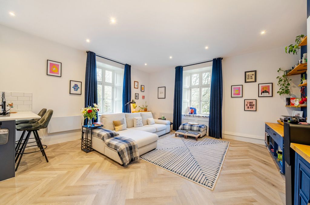 Property photo 2 of 17 Lounge