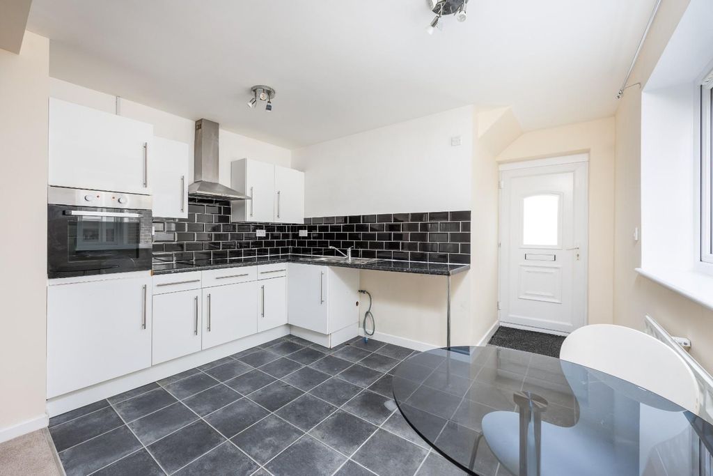 Property photo 3 of 10 Kitchen