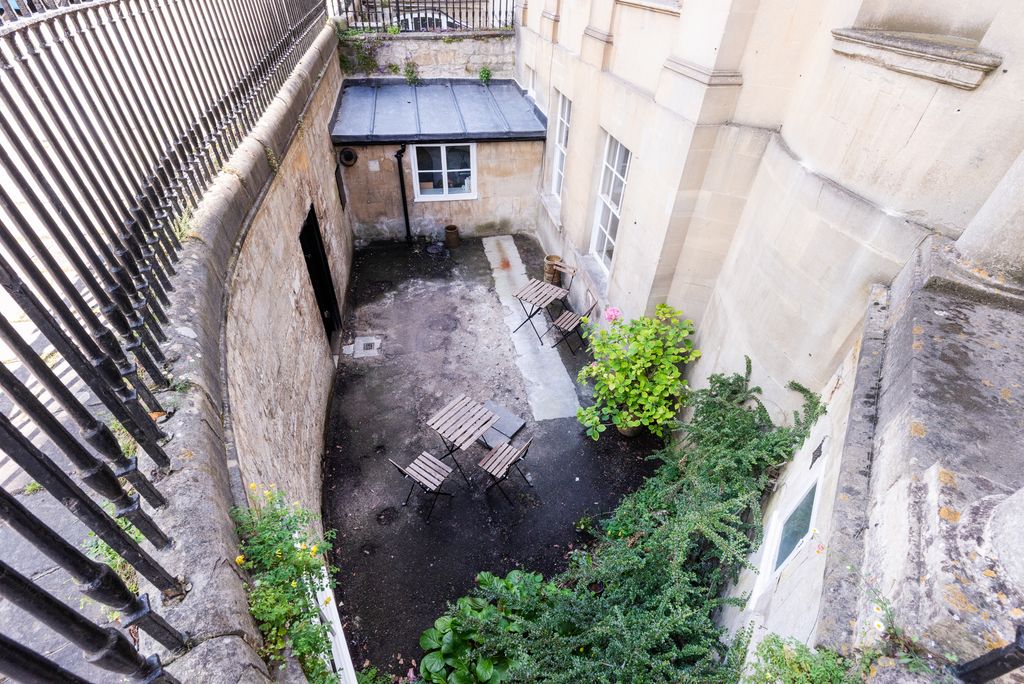 3 bed flat for saleSydney Place, Bath BA2 photo 2