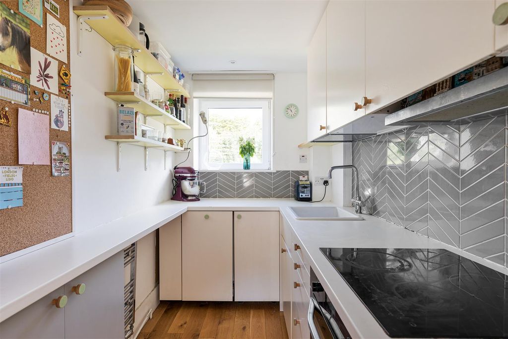 Property photo 3 of 30 Clarence Road, E12