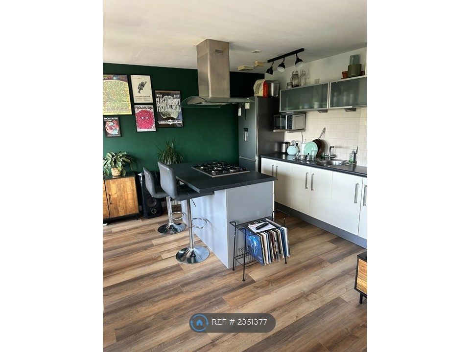 Property photo 3 of 10 Kitchen