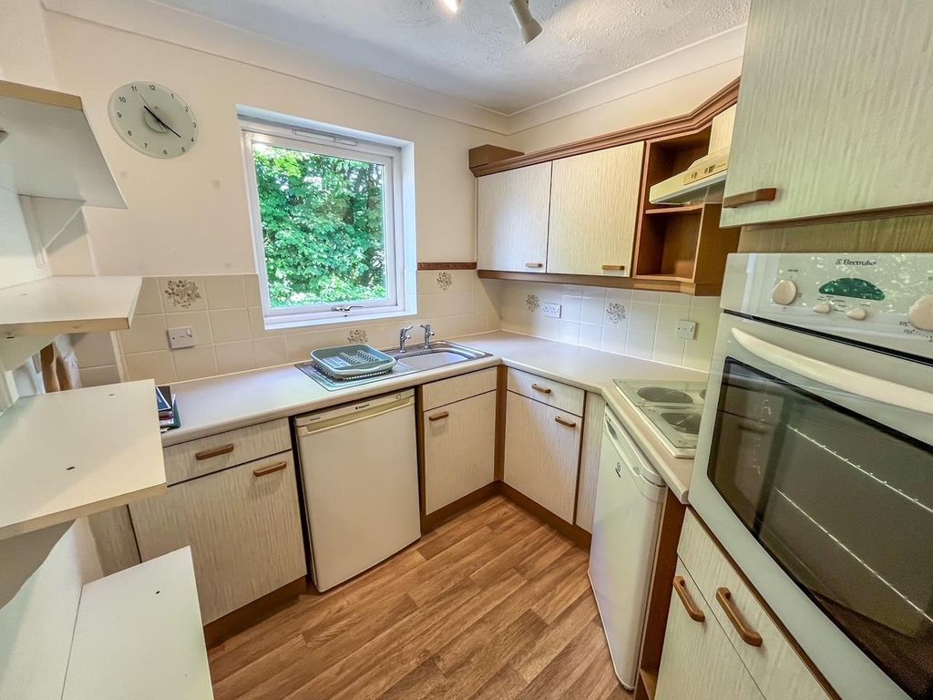 Property photo 2 of 7 Kitchen