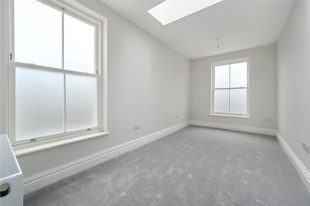 Property photo 3 of 8 Bedroom