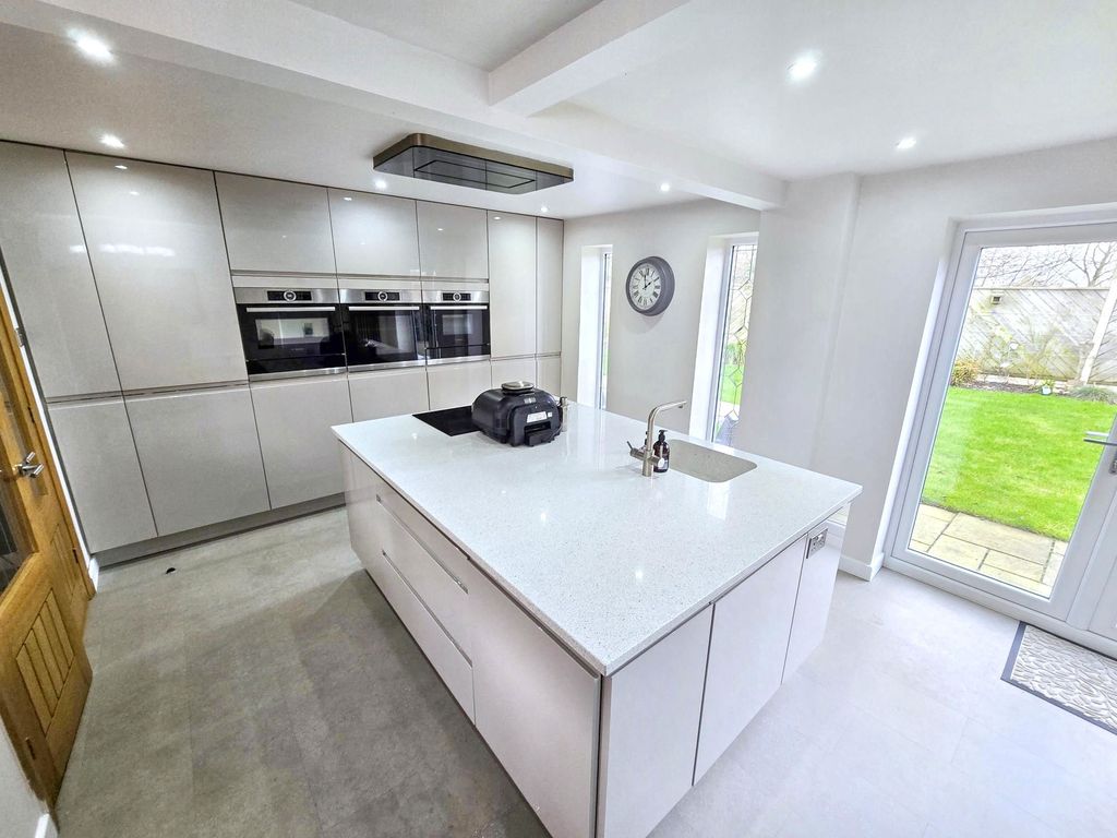 Property photo 3 of 44