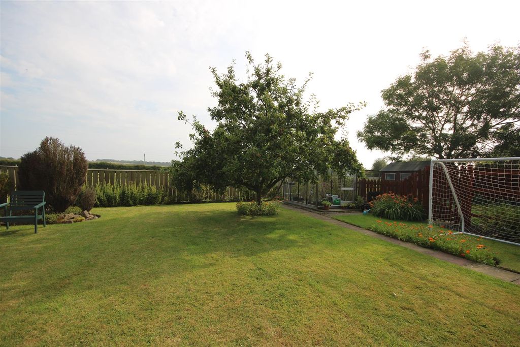 Property photo 3 of 28 Gardens