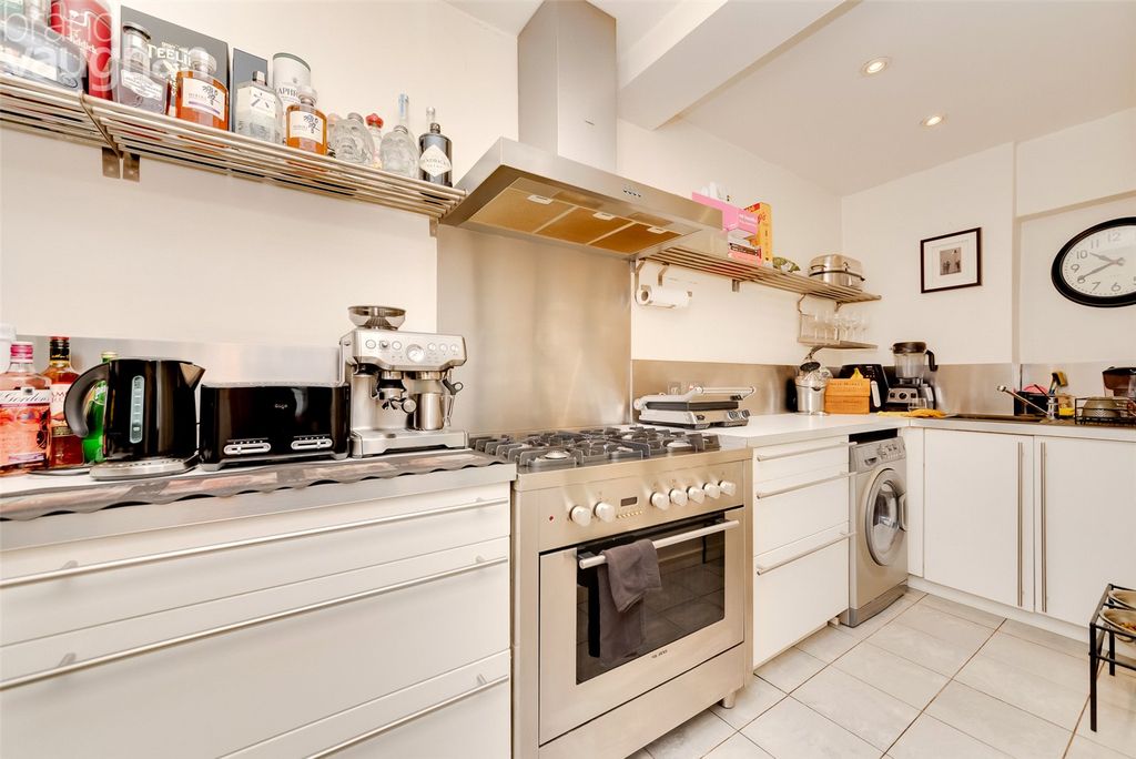 Property photo 3 of 10 Kitchen