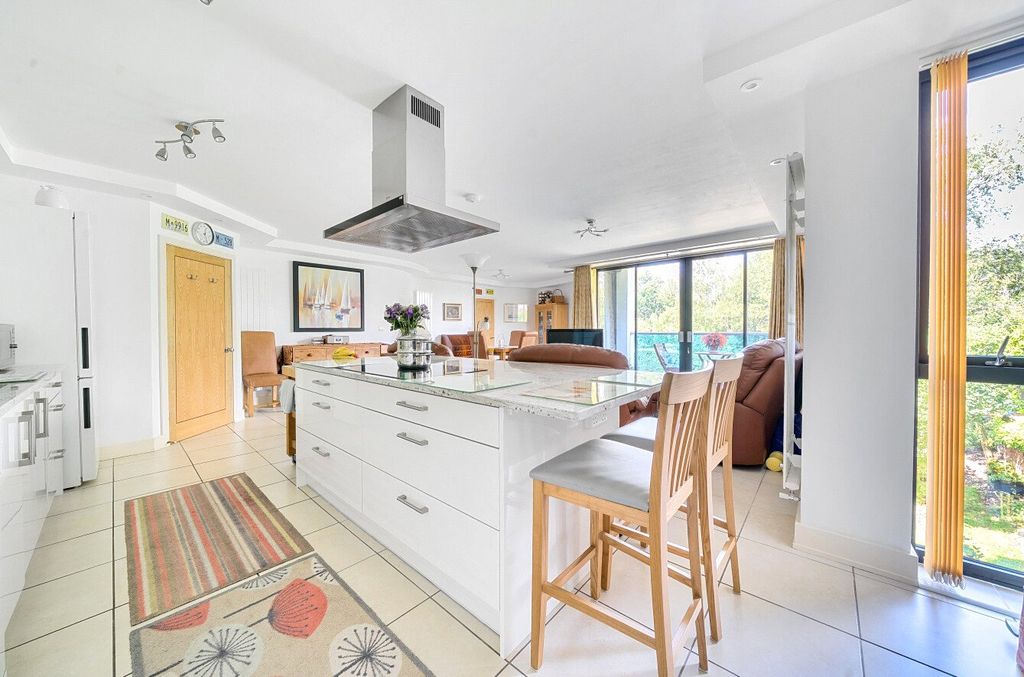 Property photo 3 of 12 Kitchen