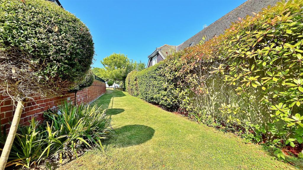 Additional image 20 of 2 bed property for saleVictoria Gardens, Hadleigh Road, Frinton-On-Sea CO13