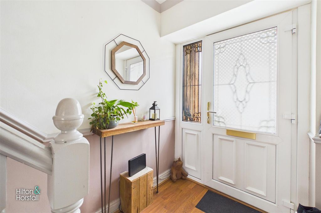Property photo 2 of 16 Barnfield Close