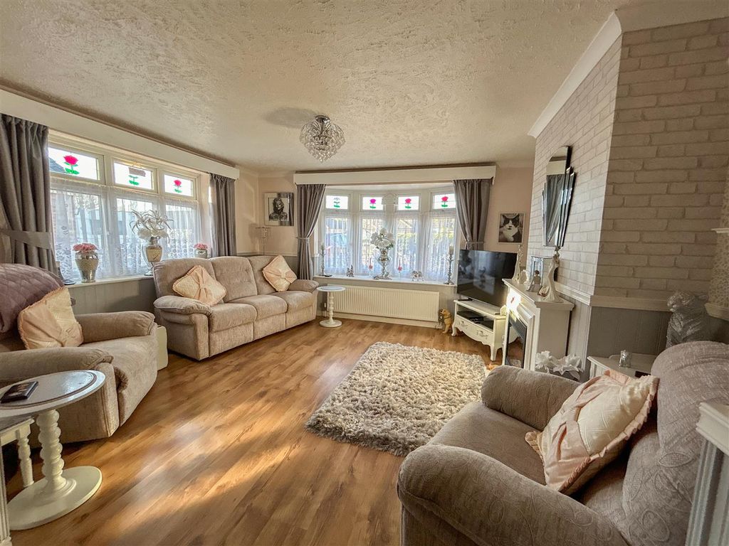 Property photo 2 of 24 Lounge