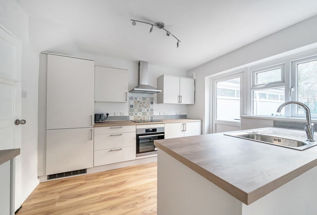 Property photo 2 of 14 1382548-10-691Da0...