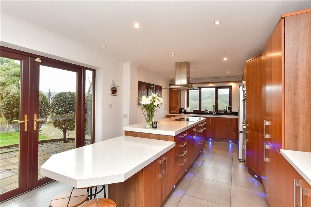 Property photo 1 of 30 Kitchen/Breakfast Area