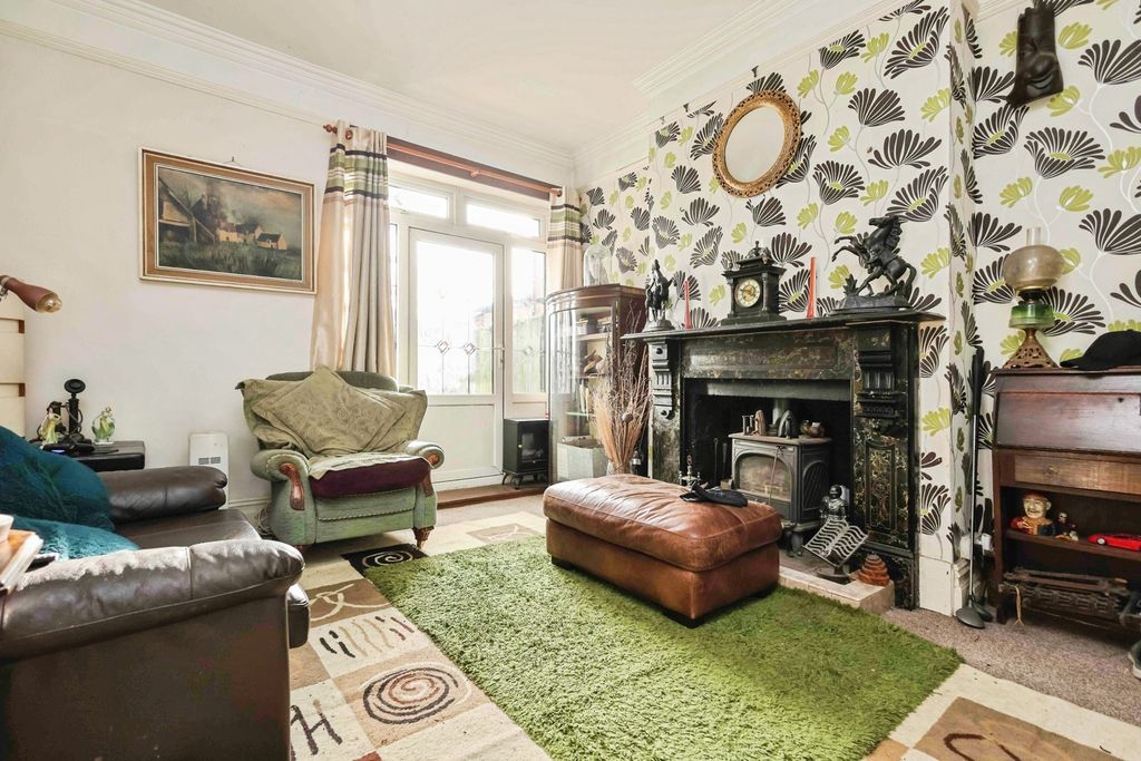 Property photo 3 of 15 Lounge