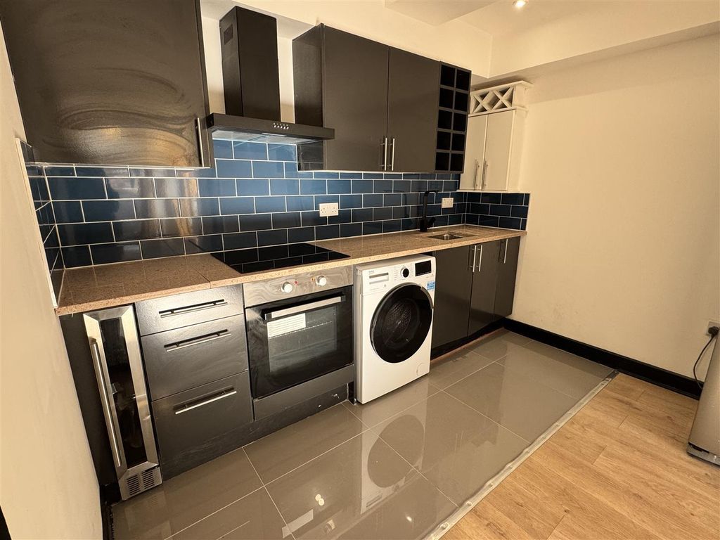 Property photo 2 of 11 Kitchen