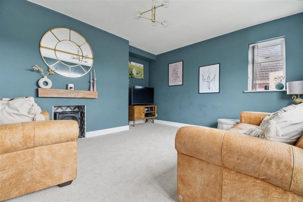 Property photo 3 of 31 Lounge