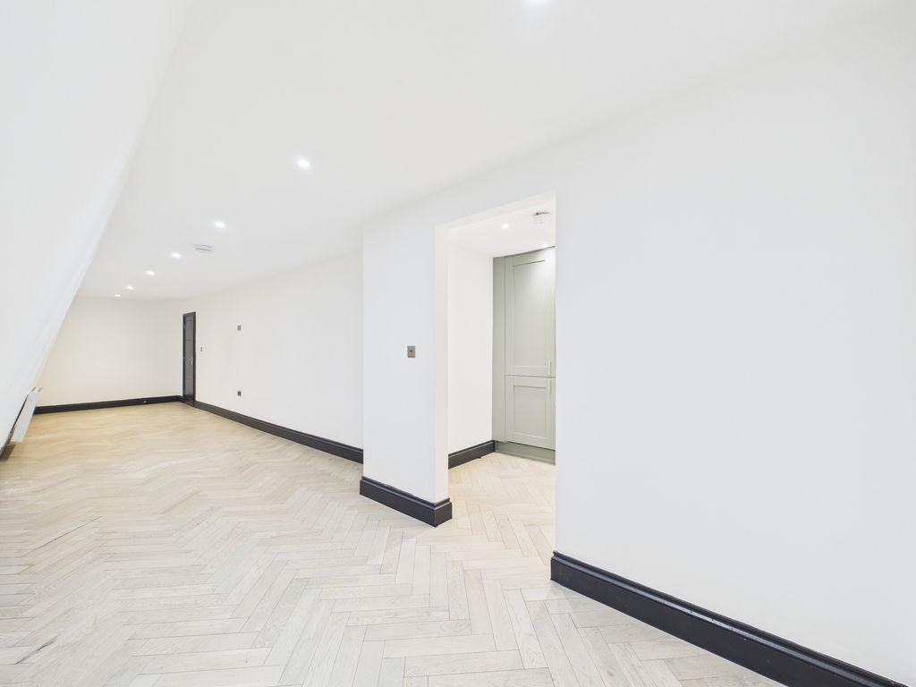 Property photo 2 of 14 Cam04693G0-Pr0091-Still016