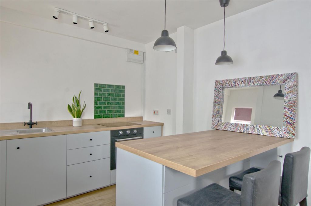 Property photo 2 of 8 Kitchen