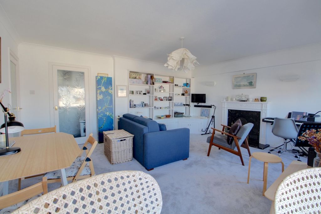 Property photo 3 of 8 Lounge Diner 2