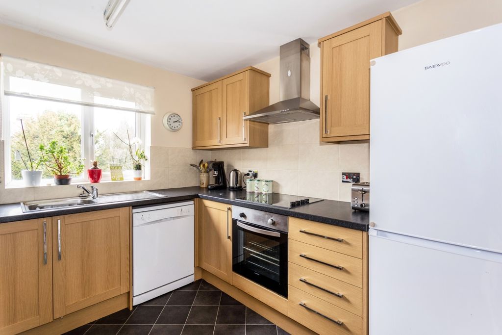 Property photo 2 of 6 6 Warwick Court F...