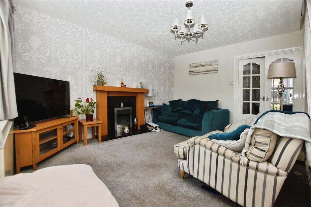 Property photo 2 of 10 Lounge