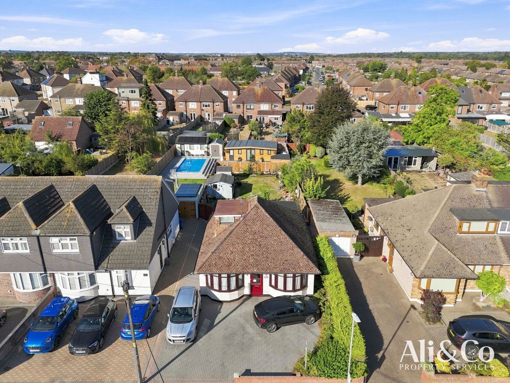 Property photo 2 of 31