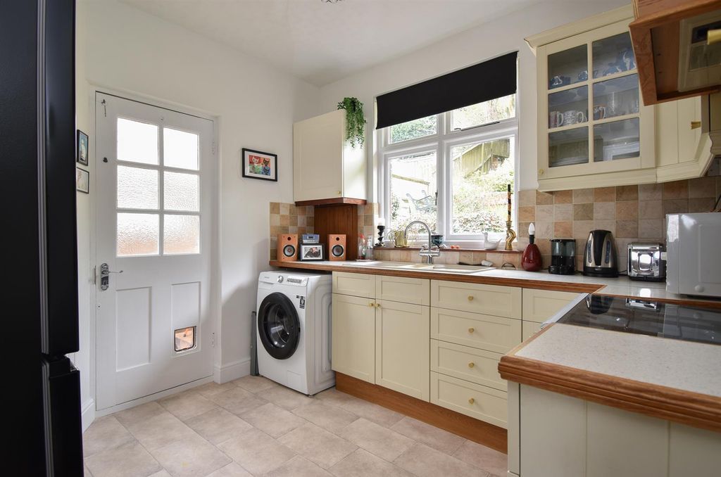 Property photo 2 of 18 Kitchen