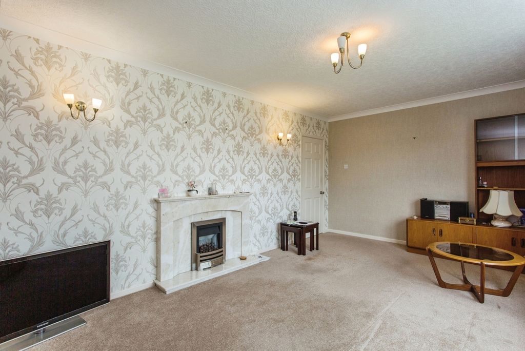 Property photo 2 of 17 Lounge